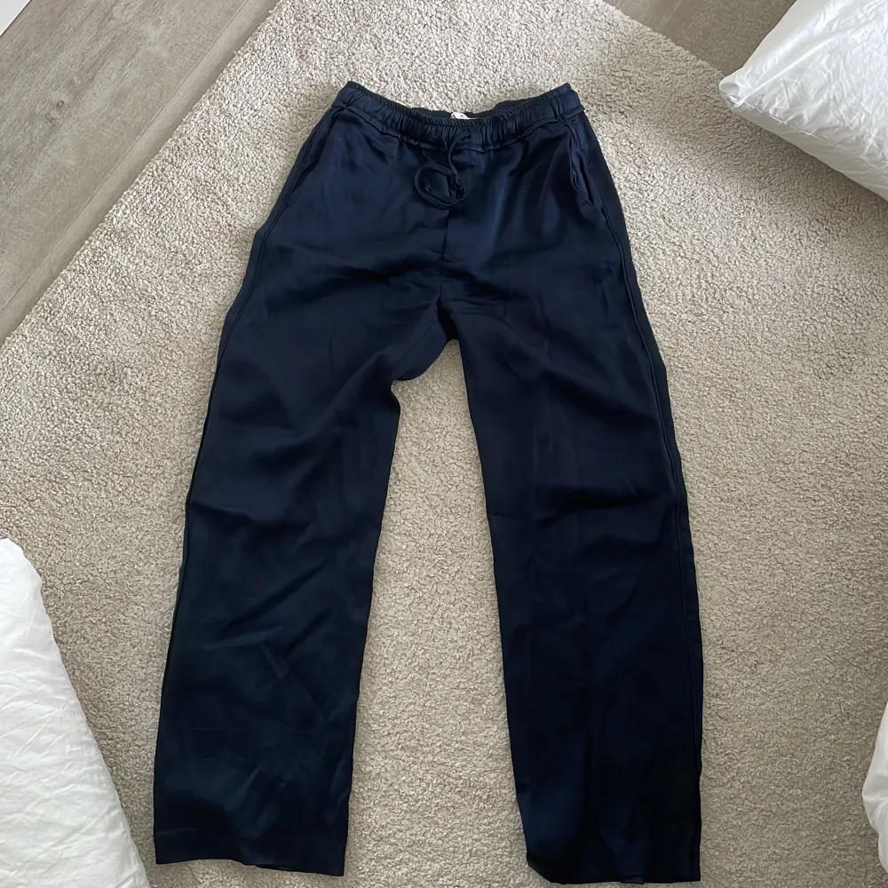 Säljer dessa populära satinbyxor från zara, använda ett fåtal gånger så de är i mycket fint skick. Bilderna är lånade från Alva Blomdahl. Nypris 699kr. . Jeans & Byxor.