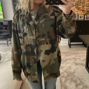  Quatre filles jacka  - Säljer denna militärjacka som liknar quatrefilles väldigt mycket (samma detaljer osv)❤️super fin nu till hösten🫶🏼 Det står ingen storlek men är ganska oversized på mig som är 160! 