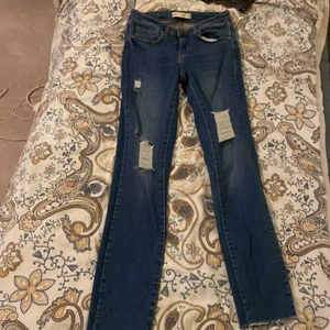 Jeans med  - Jeans med hål på låret och knät, 