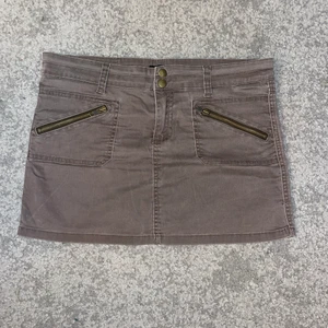 Låg midjad kjol - Säljer då de inte är min still längre men super fin, jag vet tyvärr inte vart den är ifrån då den är köpt för väldigt länge sedan! Skriv för fler bilder❤️