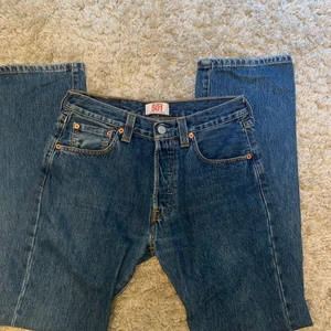 Levis 501 jeans - Väldigt fina jeans men är tyvärr för stora. 
