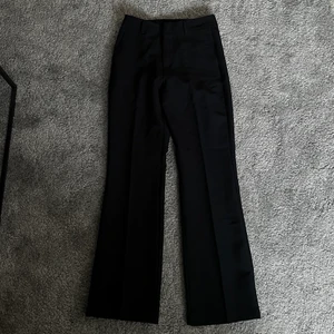 Kostymbyxor  - Ett par kostymbyxor från bikbok som är använda en gång så i väldigt fint skick!🤎🤎