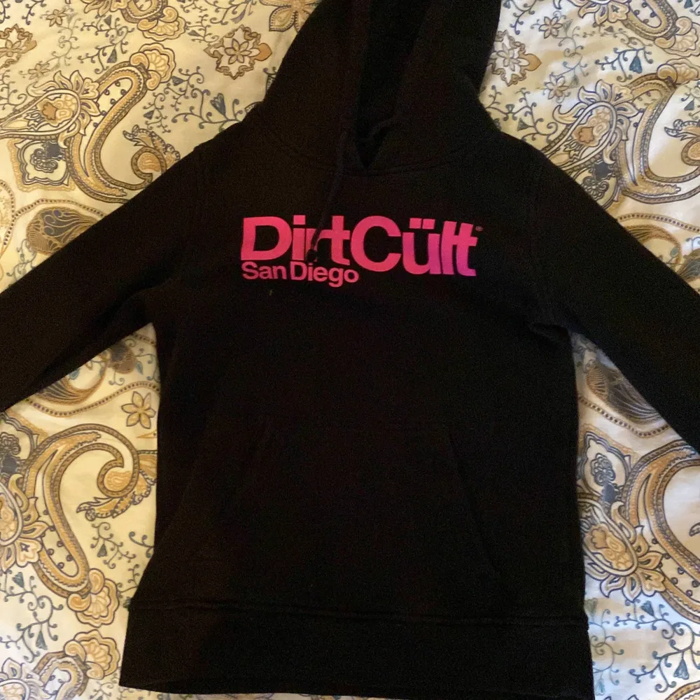 Hoodie med rosa tryck, köpt för 2-3 månader sedan. Kvitto saknas. Neuletakit & Villapaidat.