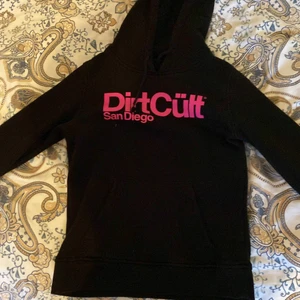 Dirtcült hoodie - Hoodie med rosa tryck, köpt för 2-3 månader sedan. Kvitto saknas