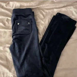 Juicy couture byxor  - Lägger ut igen pga oseriös köpare! Jätte fina blåa juicy byxor i storlek xs. Jätte fint skick inga fläckar eller hål! Vill bli av med så fort som möjligt. Skriv för fler bilder❤️