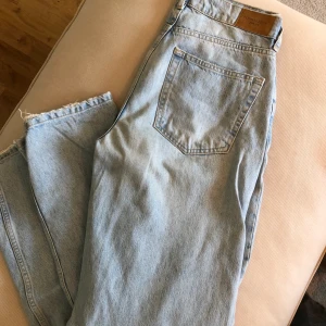 Ljusblå jeans från Gina tricot - Ett par ljusblå jeans från Gina Tricots perfect jeans. Storlek 42, långa ben. Slitningar på knäna. Använt skick. 
