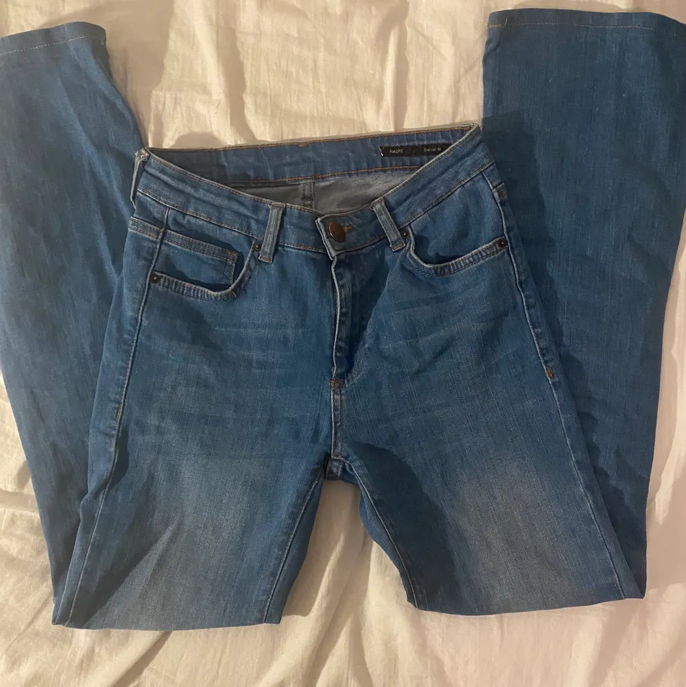 Jättefina lågmidjade jeans. Säljer pga inte min stil💗 har en liten vit prick på smalbenet men syns inte supertydligt💗. Jeans & Byxor.