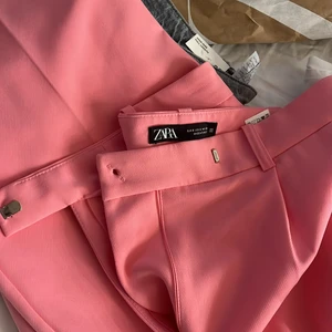 Rosa kostymbyxor  - Säljer mina rosa kostymbyxor då de inte kommer till användning. Helt nya, storlek S