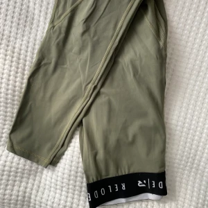 Gröna relode tights  - Gröna träningstights från relode. Använda ett par gånger och är i jättefint skick!