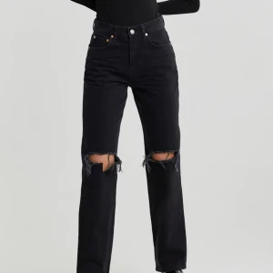 Jeans strl 32 - Säljer mina raka, långa gina tricot jeans som knappt är använda. Storlek 32 och nypris är 599. 