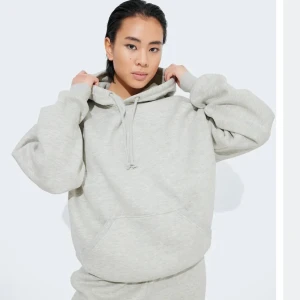 Grå hoodie bikbok - En grå superskön hoodie från bikbok. Orginalpris är 400kr. Använd några gången men i fint skick! Skriv privat för bilder😊