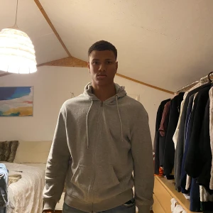 Grå hoodie strl M - Hoodie