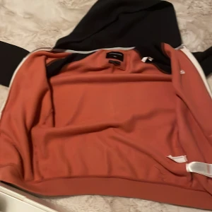 Quiksilver hoodie i storlek Xs - Cirka 1,5år gammal inte används på 1 år.