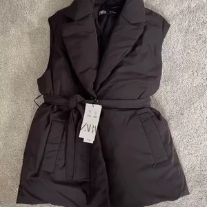 Väst från Zara - Oversize slutsåld väst från Zara, knappt använd. Skriv för fler bilder och för att se hur den sitter på❤️priset kan sänkas!! ‼️Tryck INTE på köp direkt‼️