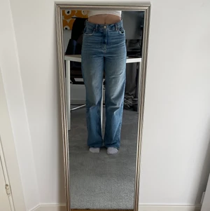  Vida Gina trico jeans i strl 36 - Dessa jeansen är 1,5 år gamla och är använda ca 20 ggr, dem är i bra skick och sitter perfekt u benen om man är 165-170 cm lång (också fina annars), säljer dessa för att de sällan kommer till användning längre, nypris är 500kr men jag säljer för 200 kr💕