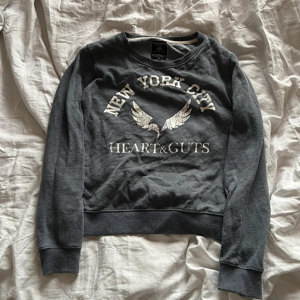 Sweatshirt från märket Heart & Guts i Strl M. Säljs för 30kr + frakt. 💓😋 (posted 17/09/22). Tröjor & Koftor.