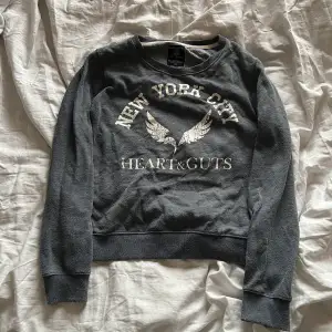 Sweatshirt från märket Heart & Guts i Strl M. Säljs för 30kr + frakt. 💓😋 (posted 17/09/22)