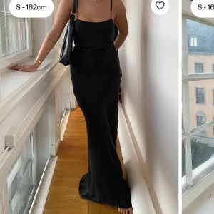 Djerf avenue långklänning - Superfin mörk långklänning från djerf. Storlek Xs, den passar inte mig!!! 