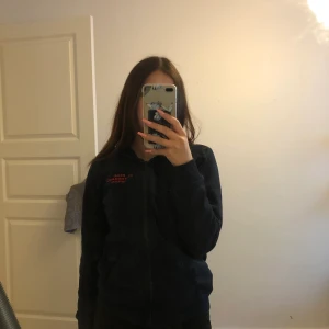 Peak performance tröja - Använd 1 gång, koftan är som ny!! Går ej att köpa i butik eller på hemsida längre vad jag vet. Stl 160/Xs men passar S också. (Pris kan sänkas vid snabbt köp)