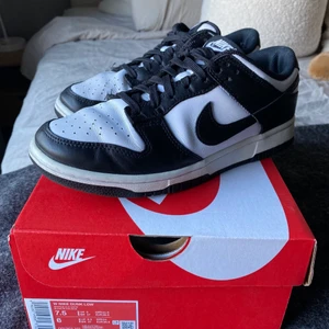 Nike dunk low panda (w) - Säljer dessa Nike Dunk Low Panda (W) i storlek 7.5 US/38.5 EU. Ganska välanvända men inte så fläckiga. Lite slitna i hälarna som syns på bilden. Köpta på Hypestein, finns kvitto. Pris: 1500 + frakt. Pris kan diskuteras.