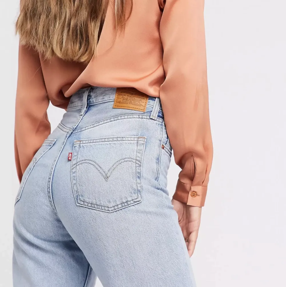 Super snygga jeans som tyvärr inte kommit till användning. Dom är i strl 25 och jag är 1,64cm. 🤍. Farkut & Housut.