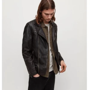 All Saints Conroy skinnjacka  - Brun! 🤎 Klassisk Conroy Biker Jacket kjøpt på All Saints i London for noen år siden. Pent brukt med tradisjonelle detaljer;  - Long sleeve - Quilted shoulder panels - Zipped cuffs - Asymmetric zip - Side zip pockets - Model is 6'1.5"/187cm and is wearing 