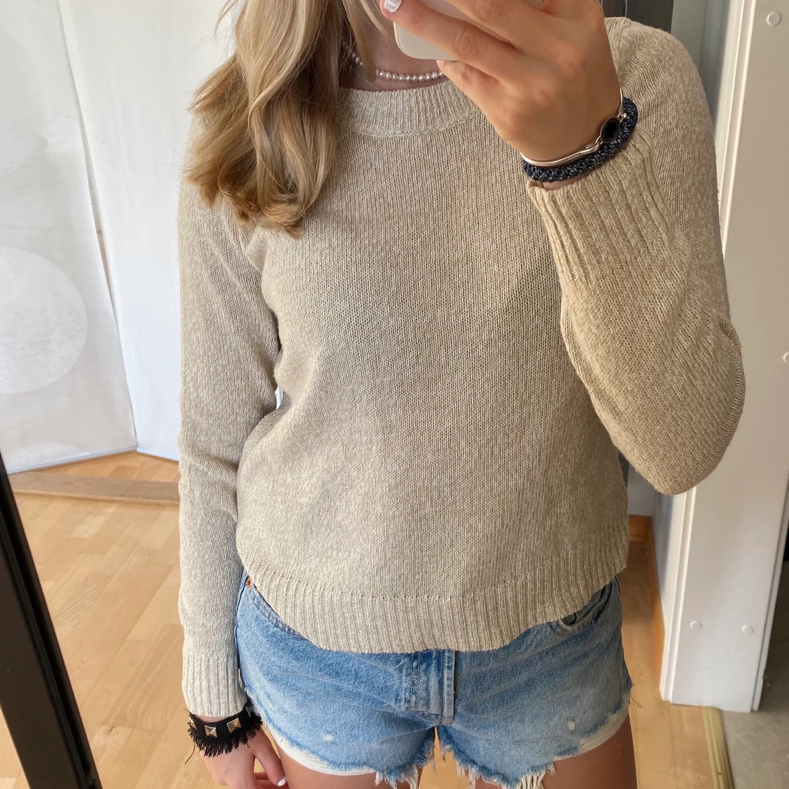 Beige finstickad tröja