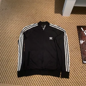 Adidas tröja - Adidas tröja, den klassiska itan hög krage. Inte mycket. Inga fel, som ny. 200 snabbaffär 
