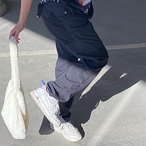 Svarta Cargo pants - Säljer nu mina favorit cargo byxor som passar storlek S och M. Passar jätte bra med en snygg crop top eller egentligen lite allt möjligt :) 