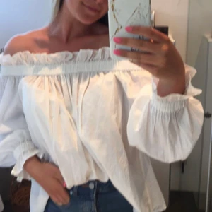 vit off shoulder blus  - nyskick. säljs då de ej kommer till användning tyvärr🥰🥺💗