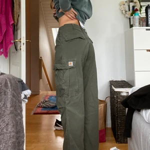 Cargopants Carhartt - Cargopants från Carhartt som är insydda. Passar mig på bilden som har storlek 38/40. Går hela vägen ner till marken på mig och jag är 178cm. Frakt tillkommer. (Jobbar 12h/dag så svarar så fort jag hinner)