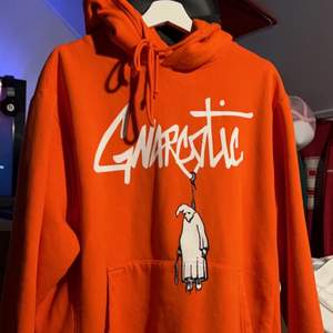 Gnarcotic hanging klansmen hoodie orange, använd ett fåtal gånger. Väldigt bra skick. HMU för fler bilder eller frågor😄