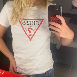 T-shirt från Guess - Vit t-shirt från Guess som är helt ny endast använd typ 3 gg❤️sitter rätt tajt 