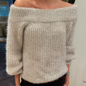 Stickad tröja  - Otroligt vacker stickad tröja från Gina❤️  Storlek: L (men liten i storleken)  Fantastiskt för sommarkvällarna 🌸 Jag kan posta (köparen står för frakt) 💕