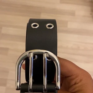 Svart bälte - Vanligt svart håligt bälte säljer för den är inte riktigt min stil längre🫤 