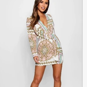 Mönstrad klänning från Boohoo - Använd 1 gång 