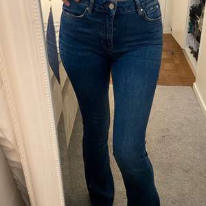 Bootcut jeans från Ginatricot i storlek S. 
