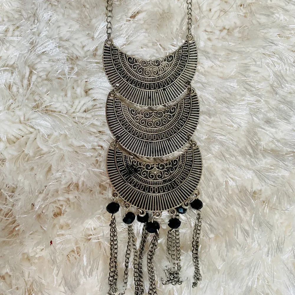 Necklace from India  Condition: New Material: silver colored stainless steel Necklace . Accessoarer.