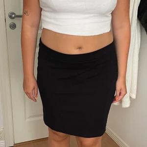 Svart kjol - En lite längre svart tajt kjol. Storlek 46 men funkar på allt emellan 40-46.💕 Köparen står för frakten