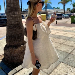 Klänning - KLICKA IN PÅ ”KÖP DIREKT”!🥰 Intresskoll på denna fina slutsålda klänningen från H&M. Stl M men lämnat in till skräddaren så nu stl S🤍