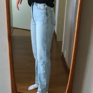 Säljer mina ljusblå weekday jeans för att jag inte använder dom längre💞 nypriset när jag köpte dom har 500kr💞 ( leveransen blir inte det priset som står, gör eget paket)