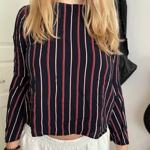 Randig Blus - Denna randiga blusen är jättefint, den är i storlek L men lite tajt i armarna så skulle säga M. 💕 Köparen står för frakten