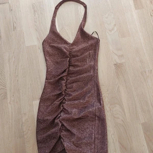 Festklänning - Glittrig tight festklänning i unik färg 🥰