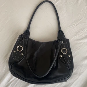 Väska - Buda!💓 Fin vintage väska som passar till allt <3 Aldrig använd av mig men köpt second hand, dock finns det inga synliga defekter varken på insidan eller utsidan :) Skriv om du är intresserad eller har några frågor!