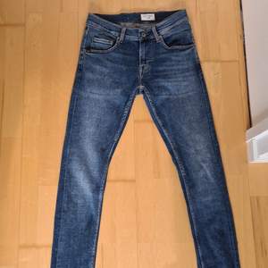 Nya blå jeans från Tiger of Sweden, aldrig använda, lappen är dock inte kvar. Passformen är slim, W29 L32. Inköpta på Care of Carl, nypris 1400.