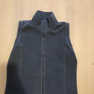 Väst - Super fin blå väst. Köpt secondhand passar storlek xs, s, m beronde på hur man vill att den ska sitta. 