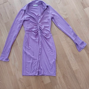 Festklänning  - Jätte fin lila klänning. Super fin på. Ärmarna på denna ser super classy ut samt väldigt bra längd 🥰 stretchig 