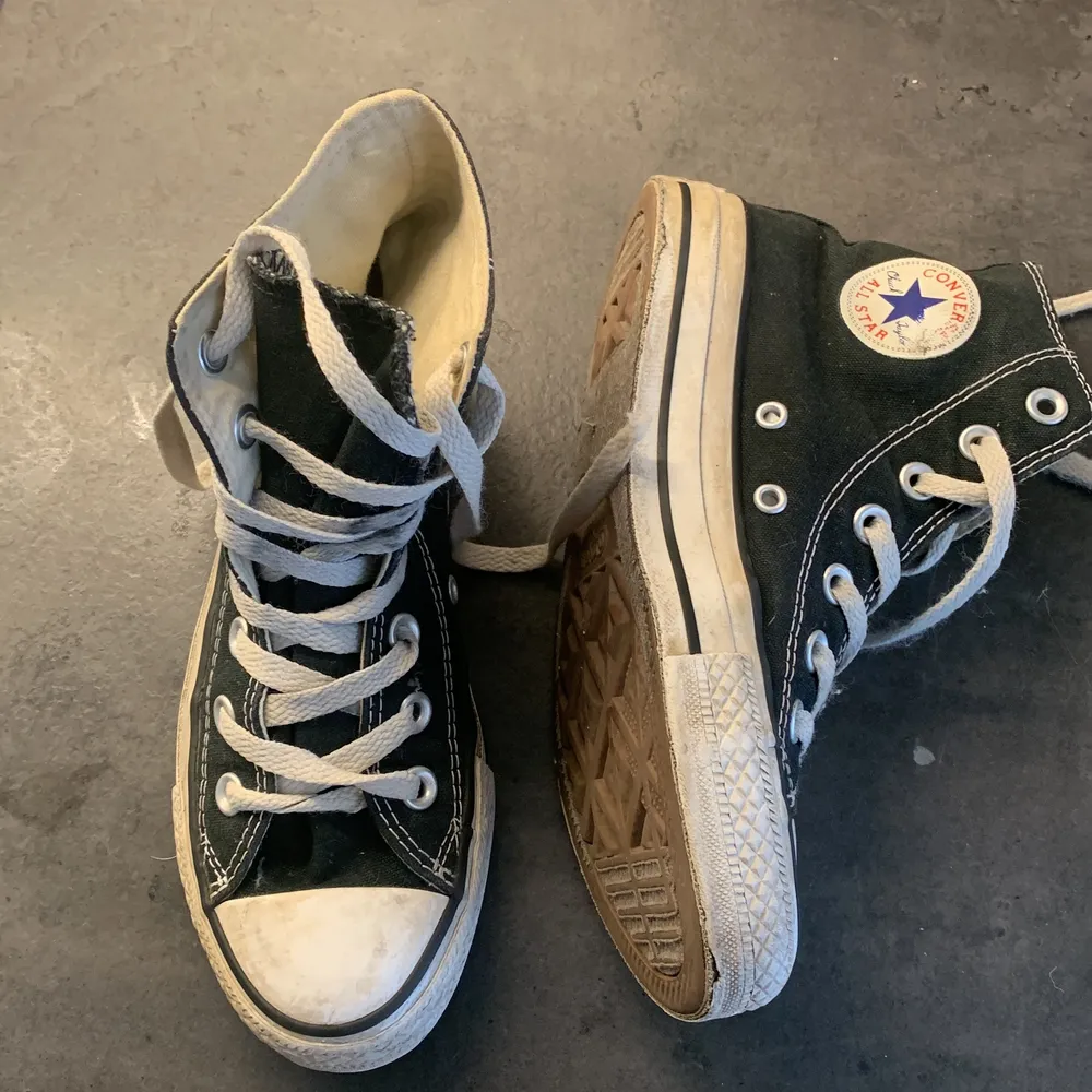 Säljer mina gamla svarta converse i storlek 35 då dom är på tok försmå. Dom är inte sönder på nåt ställe , dock är dom lite slitna (se bilder för skick) köparen står för frakten ! (Kan tvättas en extra gång vid önskemål) 💘. Skor.