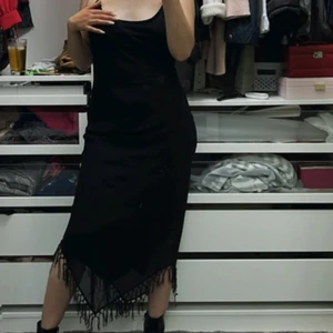 Svart klänning  - Super fin och sexig klänning, tyvärr så har plastringen som håller ihop axel remsan gått sönder så jag har fått knyta med ett band, det håller bra och är inte alls något problem. 