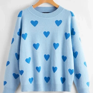 Söt blå sweatshirt med hjärtan  - Världens sötaste tröja som tyävrr inte kmr till användning, så därför säljer jag den!💙 endast använd ngra gånger så i bra skick, strl m men passar mig som har s/m perfekt 